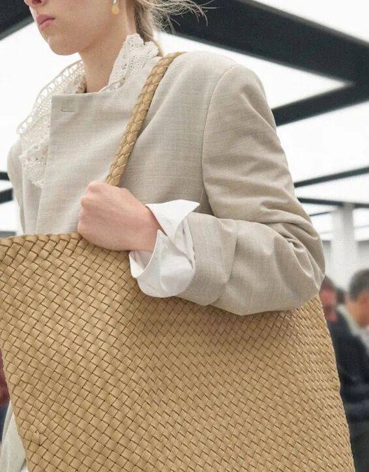 Bottega Veneta 2027春夏秀场，燕麦色西装与放大的草编Intrecciato托特