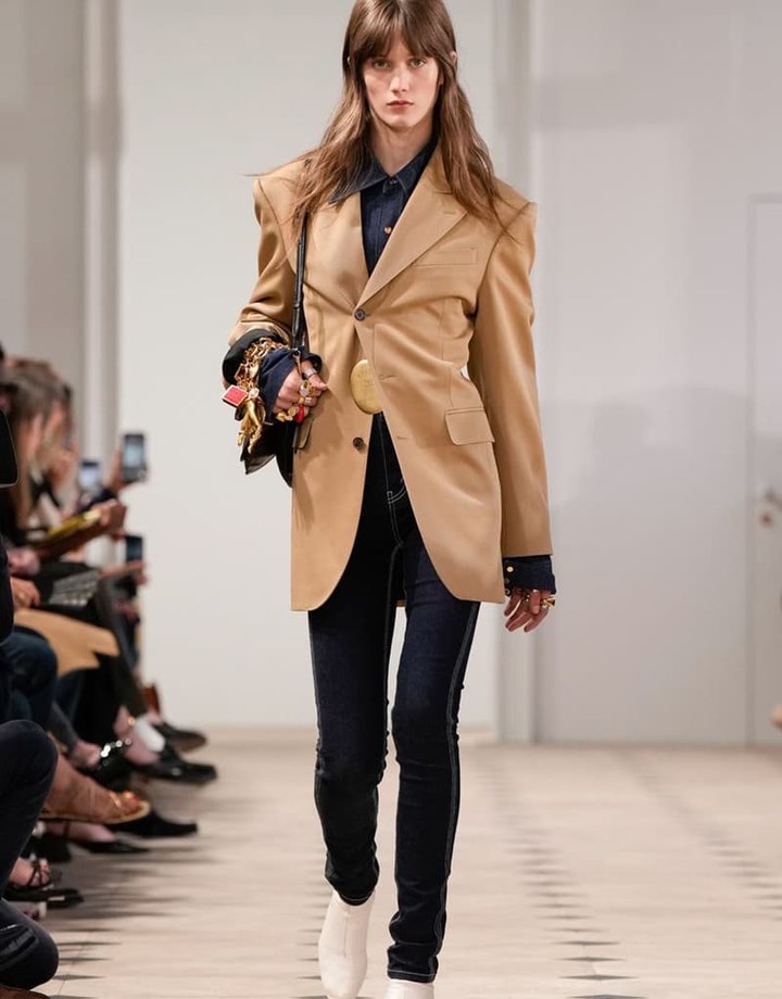 CELINE 2026春夏首秀造型，卡其收腰西装与窄腿牛仔裤