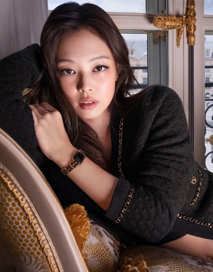 香奈儿 Première 腕表八角表壳，Jennie 于巴黎丽兹酒店佩戴