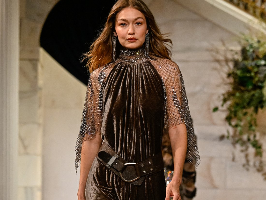 拉夫劳伦 2026 秋冬：Gigi Hadid 着巧克力色丝绒挂脖礼服与链甲披肩袖