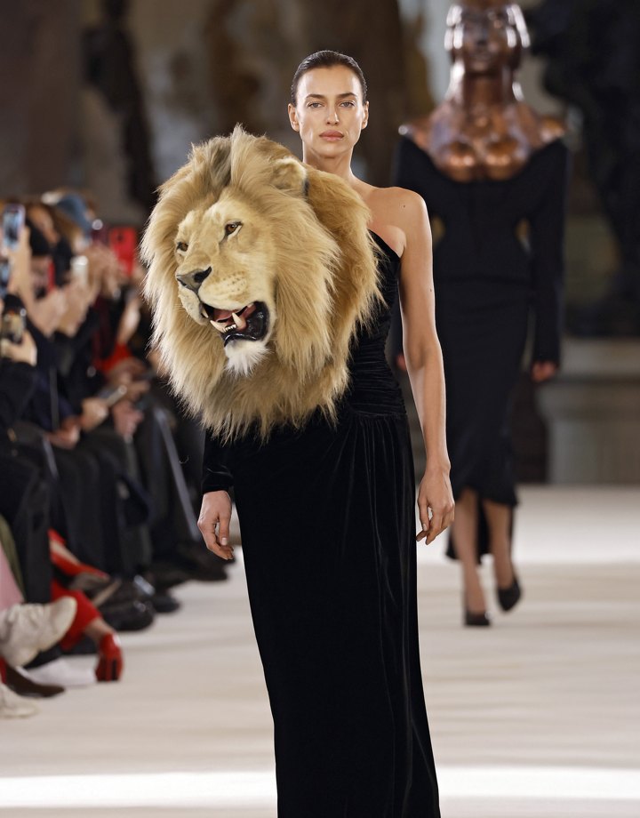 Schiaparelli 2023高定，模特黑色丝绒礼服配手工雕刻狮头